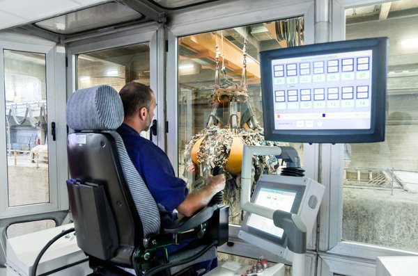 KLIKKAA KUVALINKKIÄ: Sain suunnitella mekaniikkaa nosturin etäohjauspöytään. Avaa linkki niin näet etäohjaustuotteen. Kuvassa ohjaamo on fyysisesti paikan päällä. Kuvalähde: Konecranes media bank for free use for professionals: https://konecranes.materialbank.net/ui/shares/w5034732/860906/en/workspaces/5034732